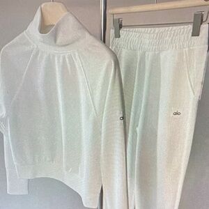 ALO Yoga Cream Cropped Funnel Neck Sweater Size L
